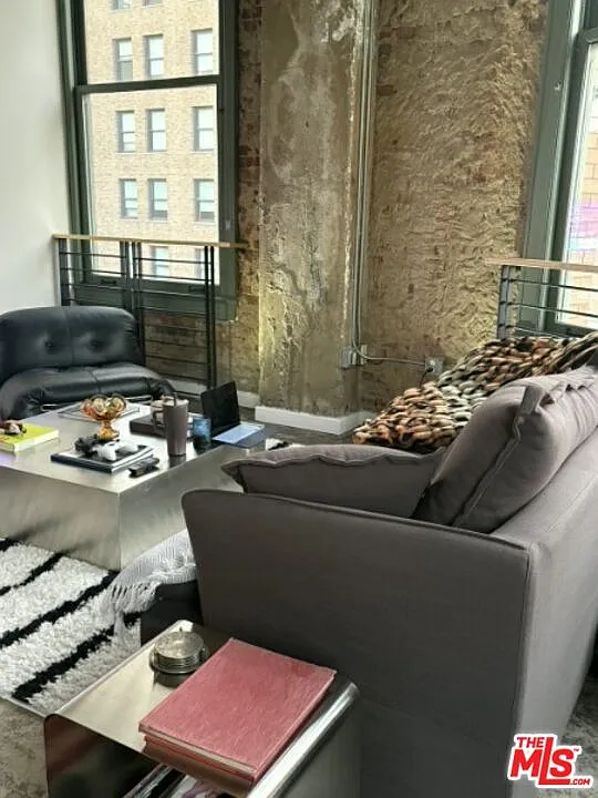 2 bed, 2.5 bath, 1900 sqft, $5,200 — Photo 2