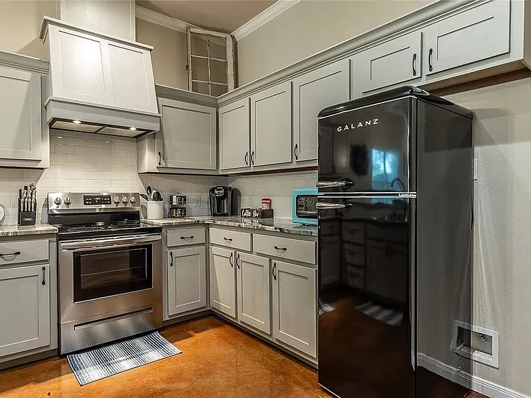 1121 Brook Ave — Photo 10