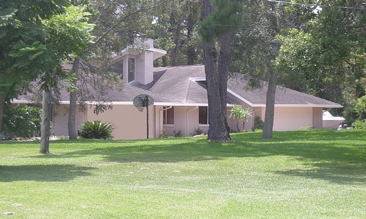 Front of house - 2 garages