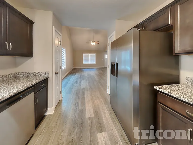 1093 Whitney Dr — Photo 4