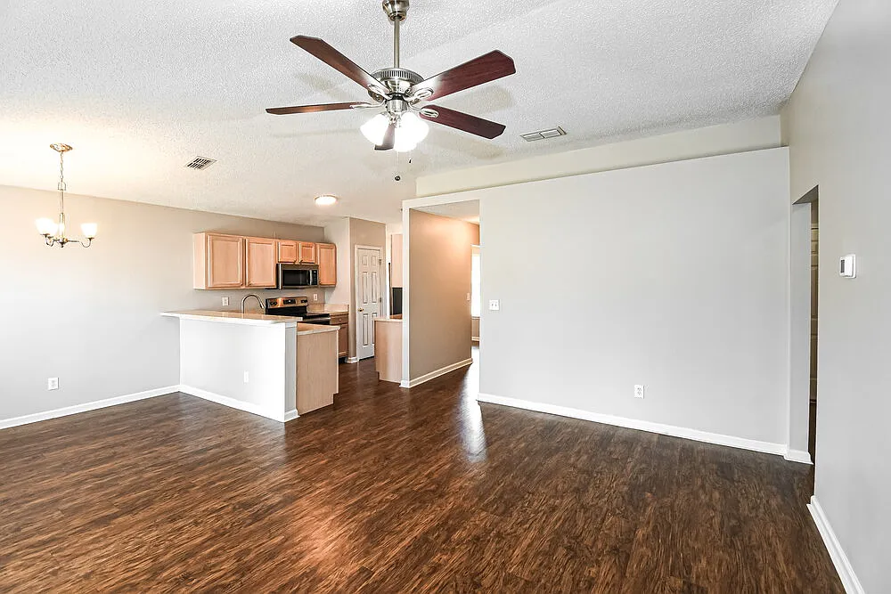 3 bed, 2.0 bath, 1281 sqft, $1,680 — Photo 4