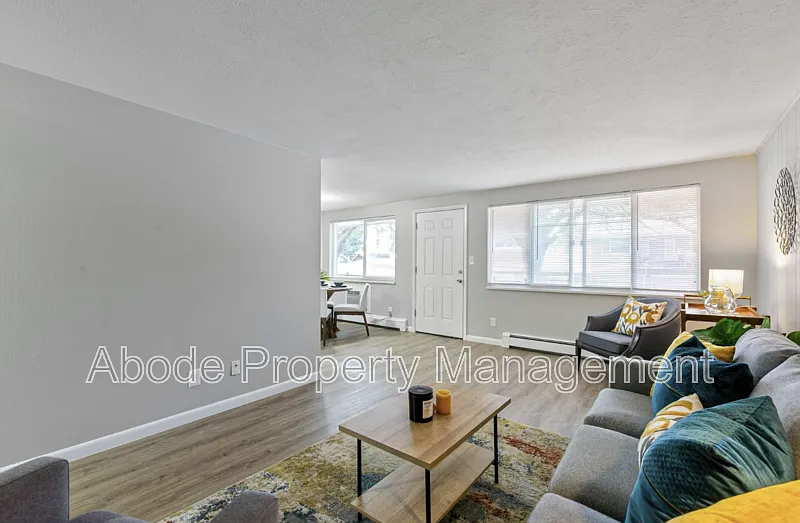456 W 10th St