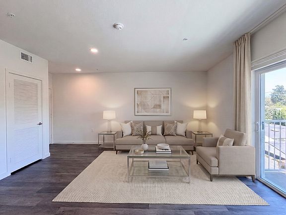 5th image of 10555 Bloomfield St #315