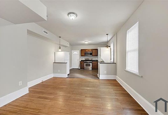 3rd image of 2648 Lehman St