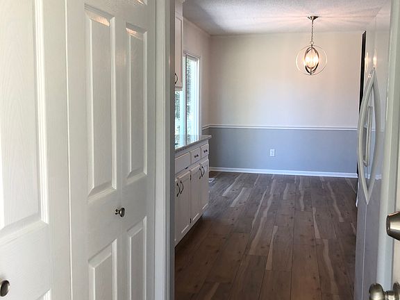 3rd image of 113 Mountain Meadows Dr
