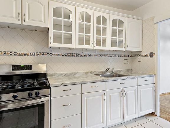 3rd image of 6 Fordham Hill Oval APT 6A