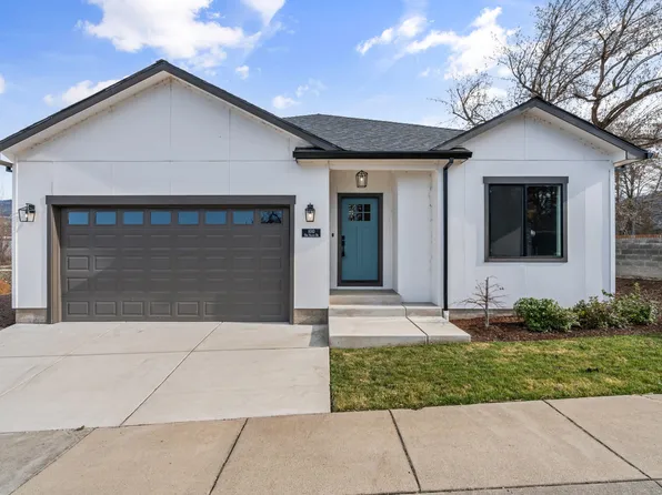 100 Oak Valley Dr, Talent, OR 97540