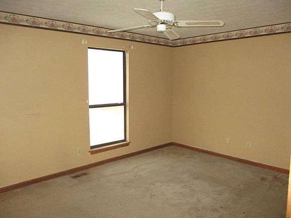5th image of 2547 Carol Cir