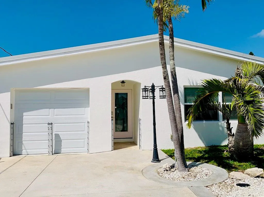 3 bed, 3.5 bath, 1907 sqft, $4,950 — Photo 2
