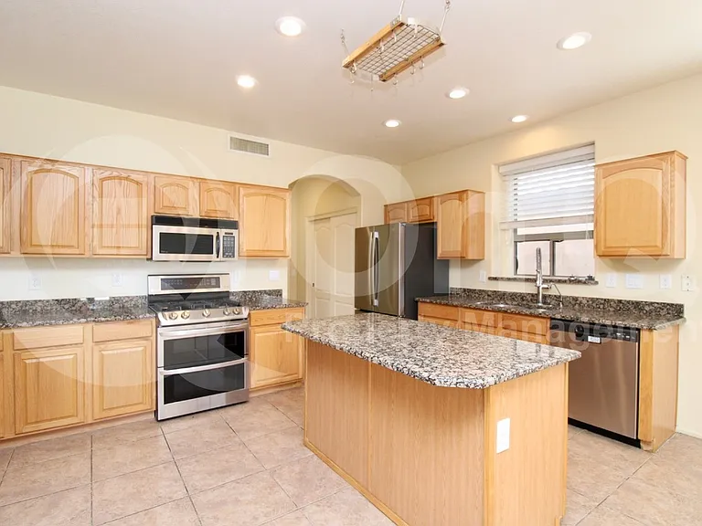 226 E Clairidge Dr — Photo 2