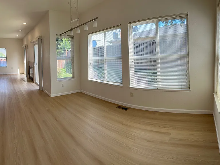472 Bryan Ave — Photo 10