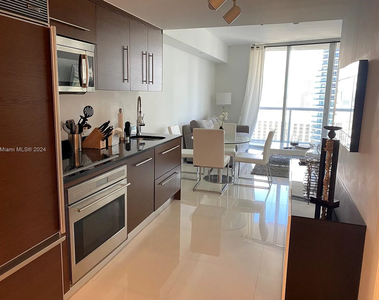 1 bed, 596 sqft, $3,200 — Photo 4