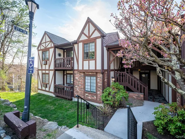 33 Foxwood Circle, Mount Kisco, NY 10549