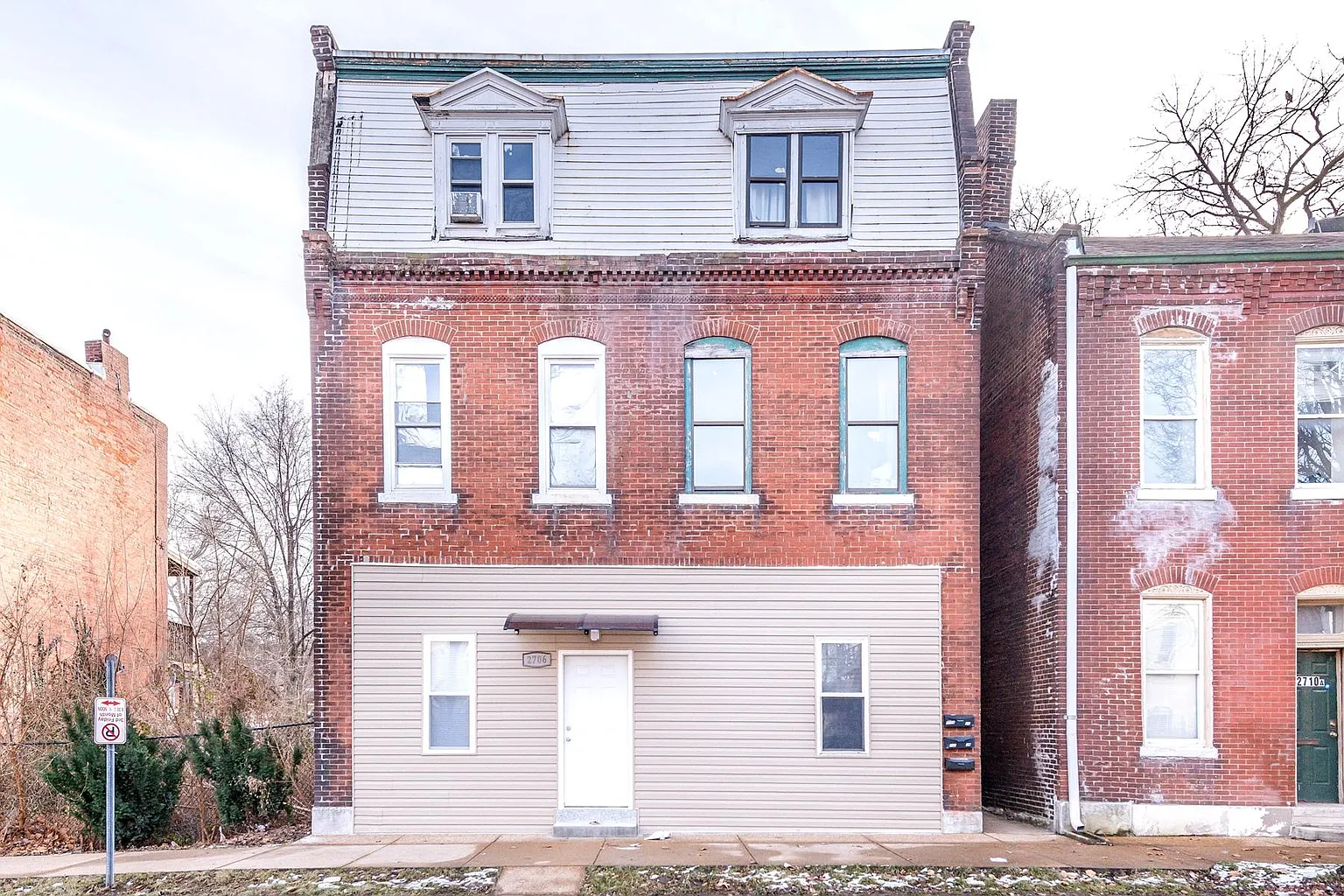 2706 Chippewa St photo 1