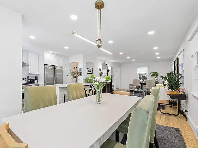 4 Lois Ave — Photo 10