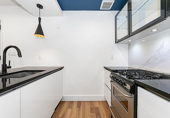 3rd image of 10 Lexington Ave APT 4S