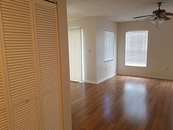entrance hallway - W/D closet