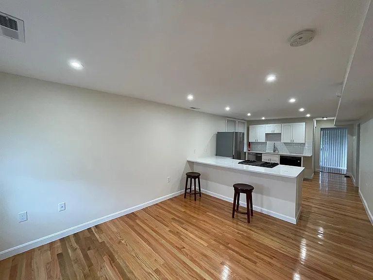 85 Moreland St — Photo 4