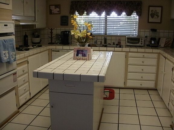 Island Kitchen/tile Counters