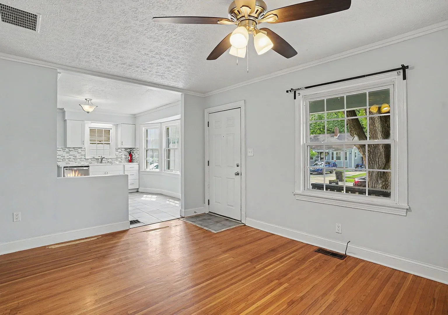 3 Bed/1 Bath Home Close to U of L & Churchill Downs — Photo 3
