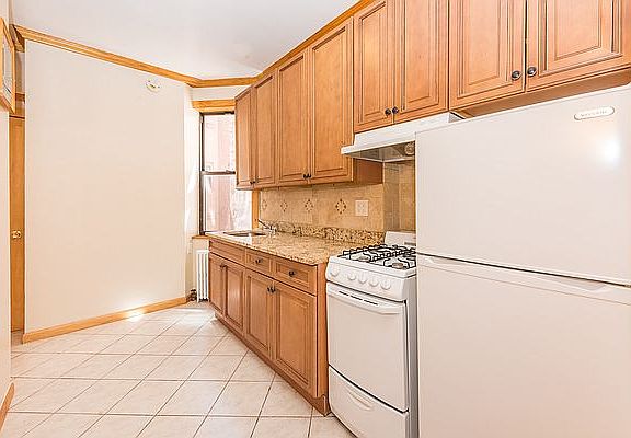 4th image of 97 E 7th St #16C