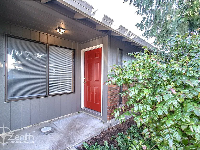 3017 NE Whitman Ave — Photo 2