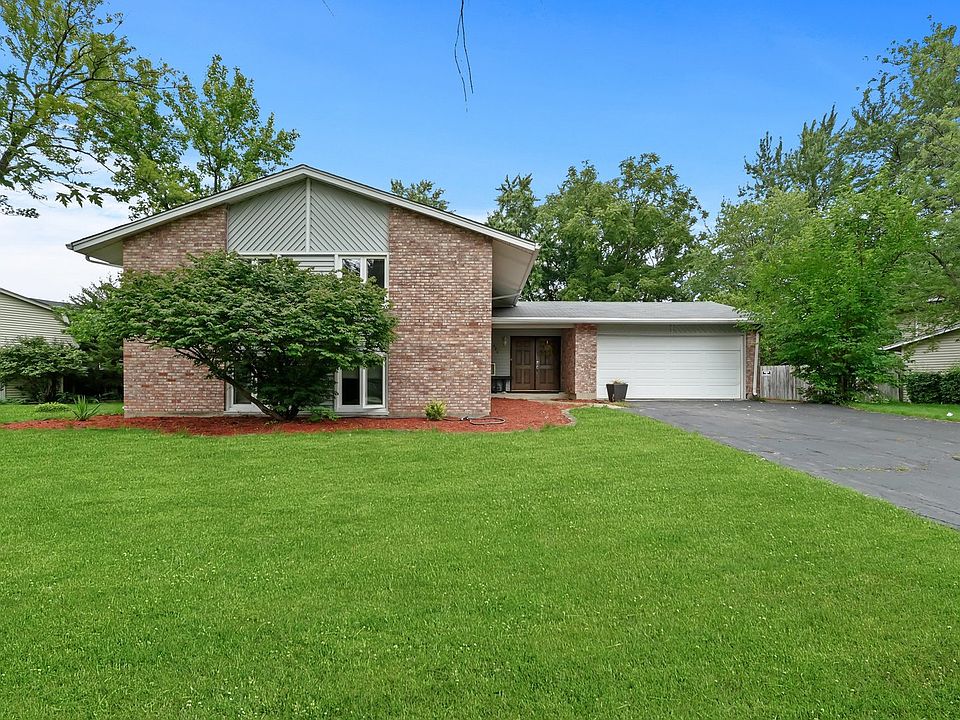 1st image of 220 Hampshire Ln