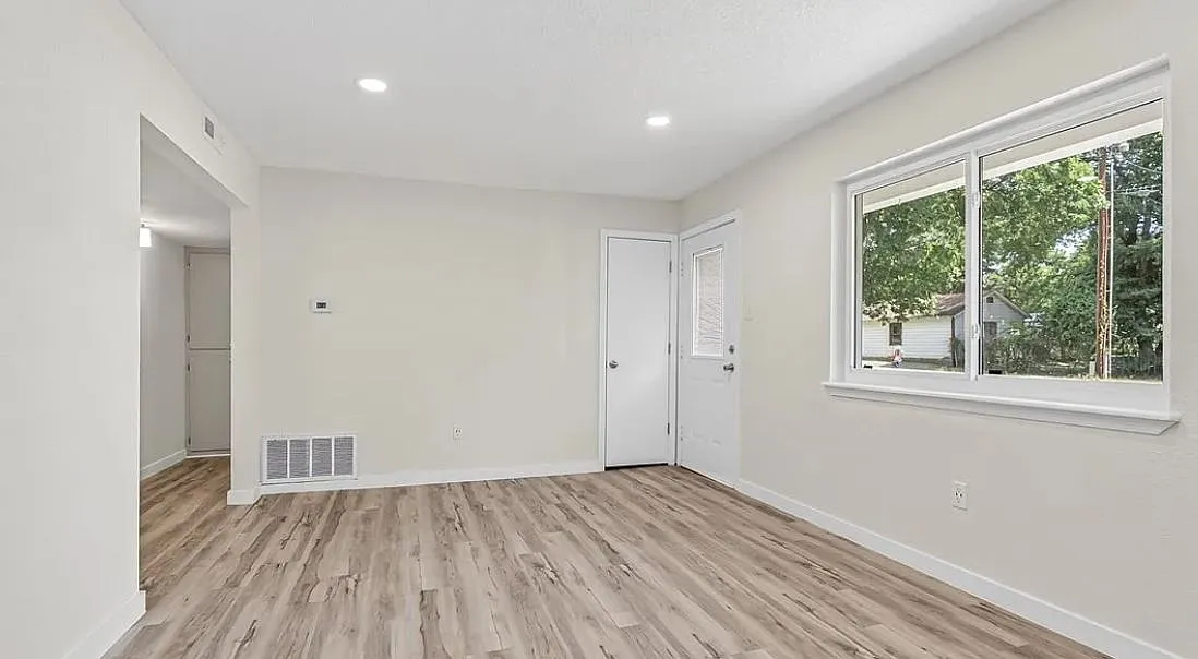 3 bed, 1104 sqft, $1,200 — Photo 3