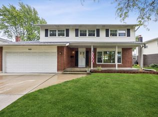 919 E Ironwood Dr, Mount Prospect, IL 60056