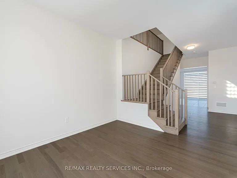 7 Sandhill Cres N — Photo 8