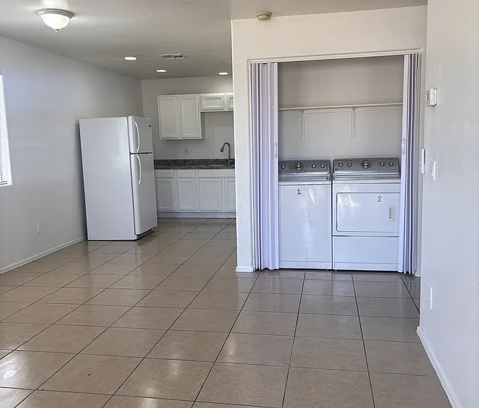 1597 W Mountain View Rd #5 — Photo 2