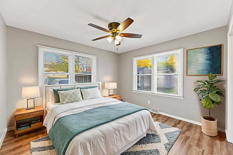 2 bed, 1.0 bath, 898 sqft, $1,295 — Photo 1