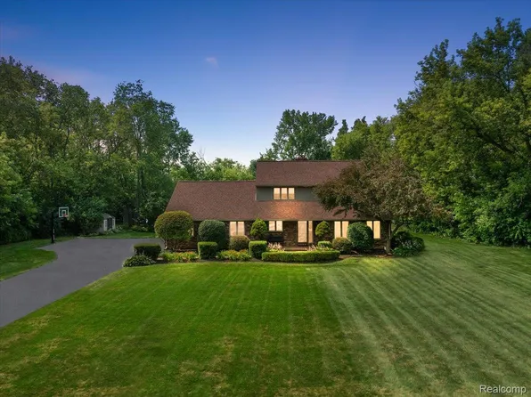 55314 Park Pl, New Hudson, MI 48165