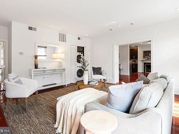 3rd image of 903 Clinton St APT 3F