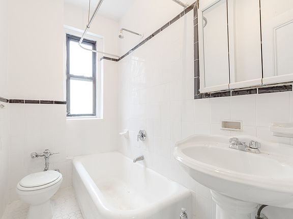 5th image of 4861 Broadway APT 3S