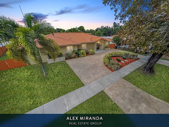 4th image of 580 La Villa Dr