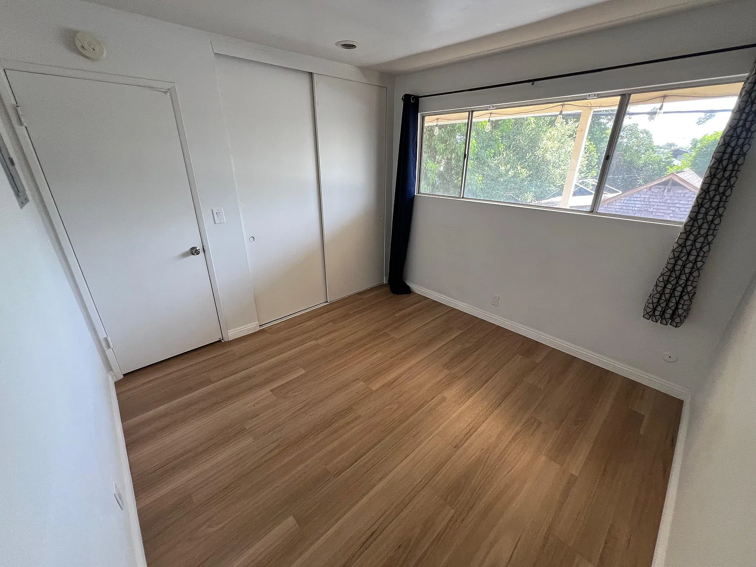 592 N Wilson Ave — Photo 4
