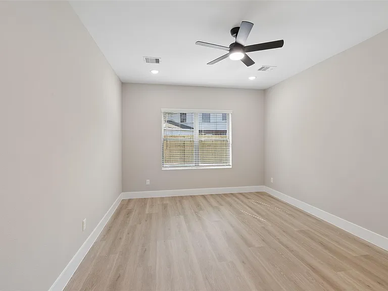 2603 Martinas — Photo 10