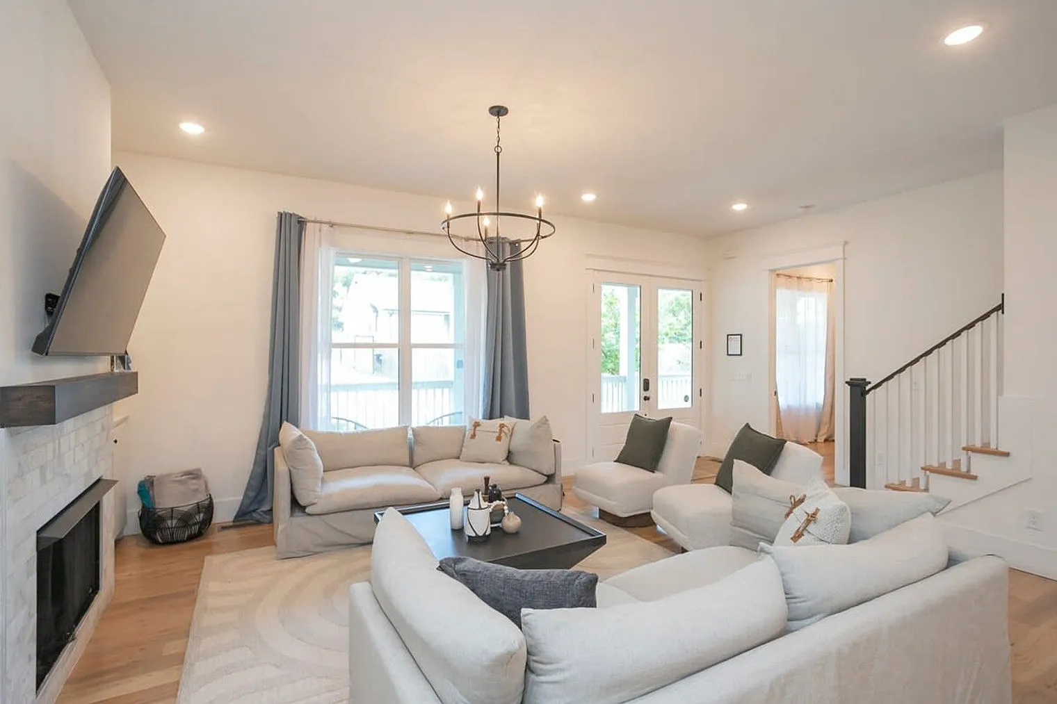 4 bed, 5.0 bath, 3336 sqft, $8,802 — Photo 4