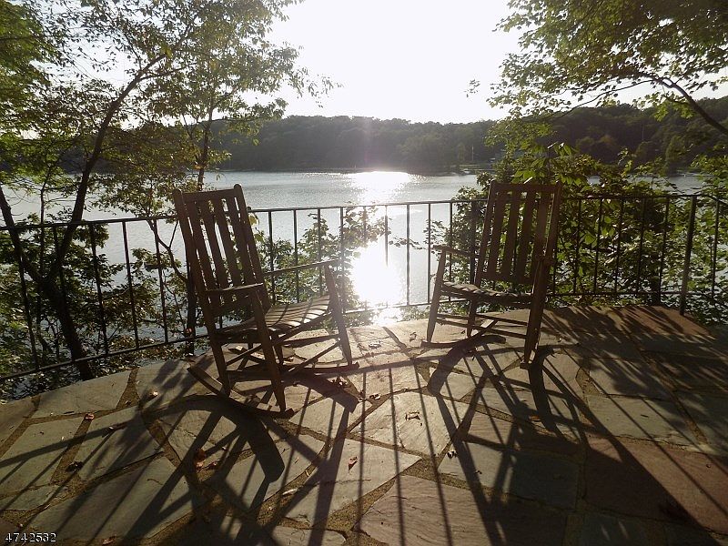 1st image of 1203 Lakeside Dr E