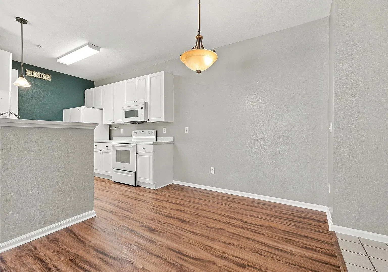 Beautiful Ground-Floor 2-Bedroom Condo with Private Balcony & Great Location! — Photo 4