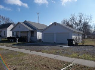 107 E North St, Sesser, IL 62884