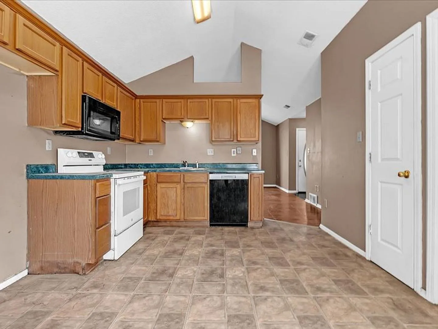 Charming 3-Bedroom, 2-Bath Home in Horn Lake Spacious & Move-In Ready! — Photo 3