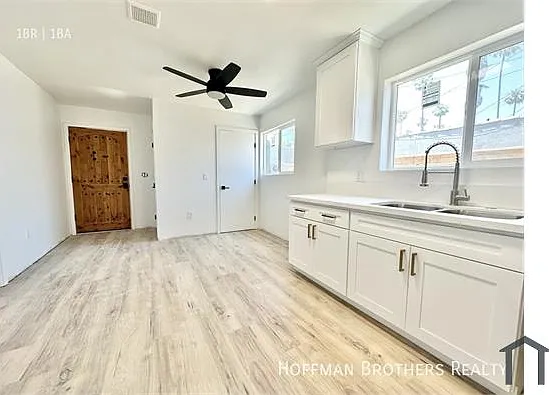 5718 S Manhattan Pl — Photo 3