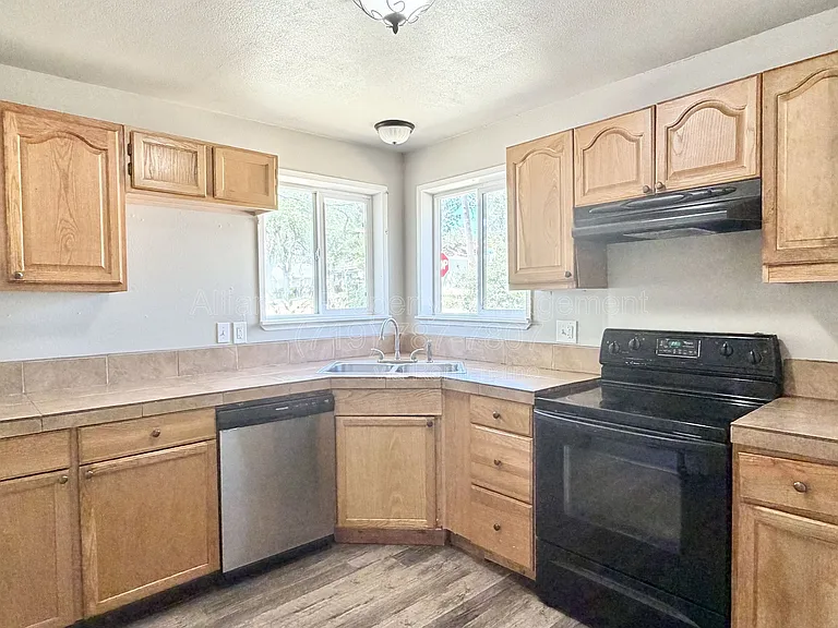 2528 Tremont St — Photo 5
