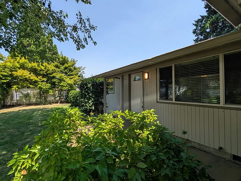 2425 Leyton Ln — Photo 4