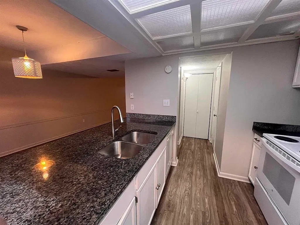2 bed, 1.5 bath, 1429 sqft, $1,250 — Photo 4