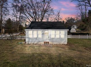 9637 Palmer Rd, Whitmore Lake, MI 48189