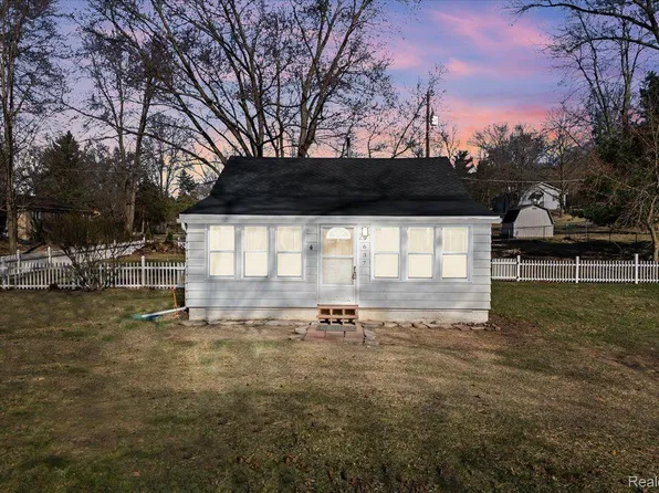 9637 Palmer Rd, Whitmore Lake, MI 48189