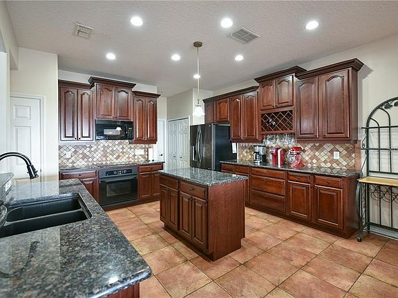 5th image of 40 Clear Harbor Ct